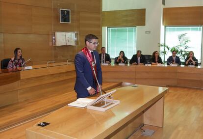 Rafael Sánchez Acera (PSOE) jura su cargo de alcalde de Alcobendas (Madrid) para los próximos dos años. 