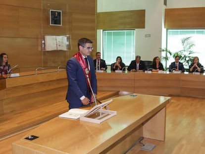 Rafael Sánchez Acera (PSOE) jura su cargo de alcalde de Alcobendas (Madrid) para los próximos dos años. 