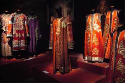 Imagen de la exposición del vestuario de la película <i>El último emperador</i>, de Bernardo Bertolucci.