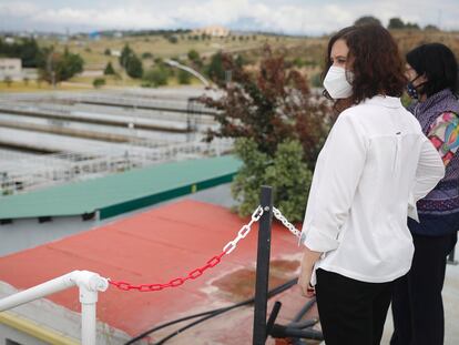 Díaz Ayuso, este martes en la Estación de Tratamiento de Agua Potable (ETAP) de Colmenar Viejo, en una imagen de la Comunidad de Madrid.