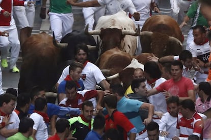 Decenas de mozos corren ante los toros de Jandilla en la calle de la Estafeta, durante el quinto encierro de los sanfermines 2016.