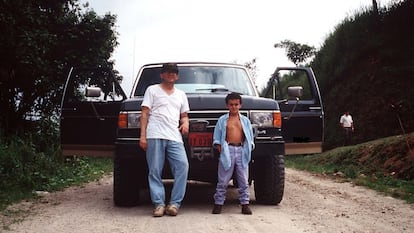 El endocrino Javier Guevara-Aguirre, a la izquierda, junto a Lucho, un afectado por síndrome de Laron de la provincia de El Oro (Ecuador), en 1994.