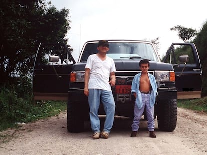 El endocrino Javier Guevara-Aguirre, a la izquierda, junto a Lucho, un afectado por síndrome de Laron de la provincia de El Oro (Ecuador), en 1994.