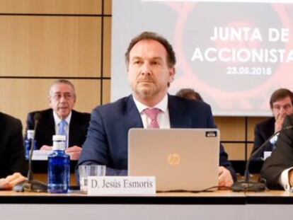 Jesús Esmorís y Álvaro Videgain, consejero delegado y presidente de Tubacex, durante la junta de accionistas de la siderúrgica.