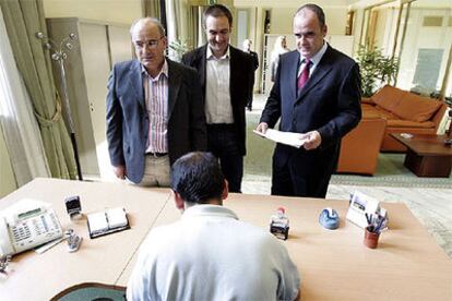 Antton Karrera (EB), Unai Ziarreta (EA) y Joseba Egibar (PNV), en el registro de la Cámara.