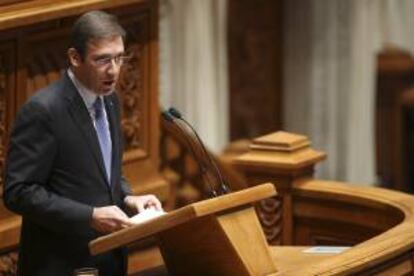 El primer ministro portugués, Pedro Passos Coelho (izq), pronuncia un discurso durante la apertura del debate sobre los Presupuestos Generales del Estado para 2013 en el Parlamento, hoy, en Lisboa (Portugal).