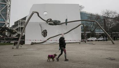  David y Goliat, derribada por el temporal en la Vila Olímpica de Barcelona.