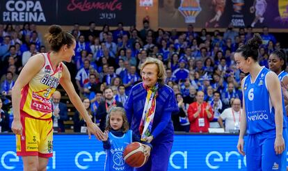 Laia Palau y Silvia Domínguez junto a María Planas