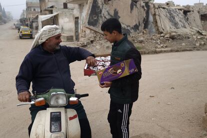 El niño no recuerda la fecha en la que falleció su padre en un bombardeo. Él era aún pequeño. Hoy, trabaja más de 14 horas al día en barrios que pueden ser atacados en cualquier momento, pero no le queda más remedio para poder comprar comida, dice.