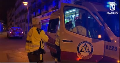 El Samur atiende en una UVI móvil a los heridos en la reyerta ocurrida anoche en la plaza de Tirso de Molina.