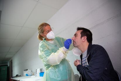 Una sanitaria realiza un test de antígenos o una PCR a un hombre en el Hospital Perpetuo Socorro de Badajoz.