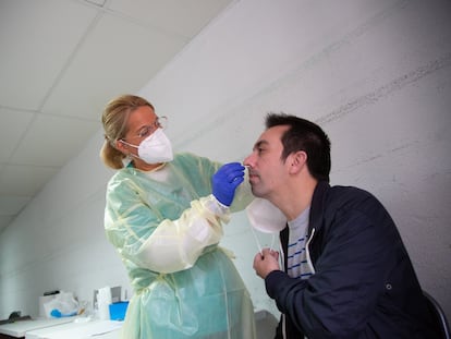 Una sanitaria realiza un test de antígenos o una PCR a un hombre en el Hospital Perpetuo Socorro de Badajoz.