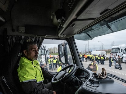 DVD 1099 (24/03/22) Madrid.
Un camionero sentado en su cabina, durante la concentración frente al Wanda Metropolitano, en el décimo día de huelga de transportistas.
David Expósito.
