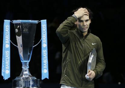 Nadal, junto al trofeo de campeón obtenido por su rival.