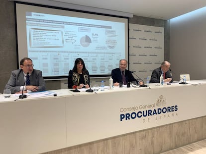 José Luis Rojo Gil, técnico de Investigación De Sigma Dos; Rosa Díaz, directora de Sigma Dos; Juan Carlos Estévez, presidente del CGPE; y Luis Ortega, vicepresidente de la Union Internationale de Huissiers de Justice
  
  
 