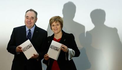 El l&iacute;der del SNP, Alex Salmond, y su sucesora, Nicola Surgeon, antes del refer&eacute;ndum.