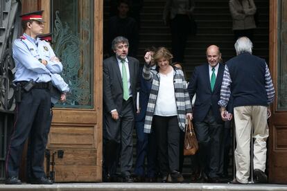 Irene Rigau, junto a su abogado Miquel Roca (d), abandona el Palacio de Justicia tras prestar declaración ante el TSJC.