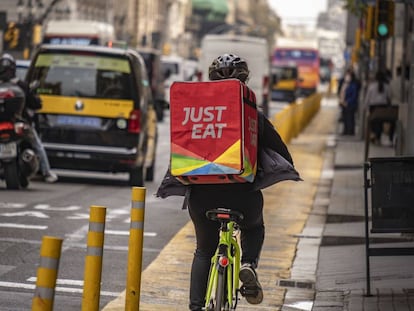 Un repartidor de Just Eat durante su jornada de trabajo en Barcelona.