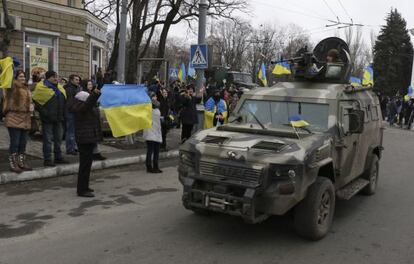 Vecinos de Mariúpol reciben a combatientes leales a Kiev a su vuelta del combate.