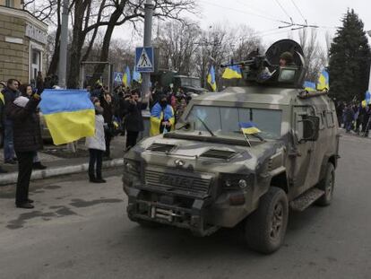 Vecinos de Mari&uacute;pol reciben a combatientes leales a Kiev a su vuelta del combate.