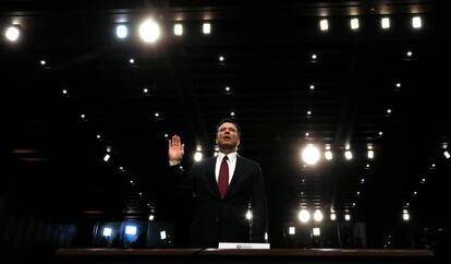 El exdirector del FBI James Comey jura ante el Comité de Inteligencia del Senado, el pasado jueves.