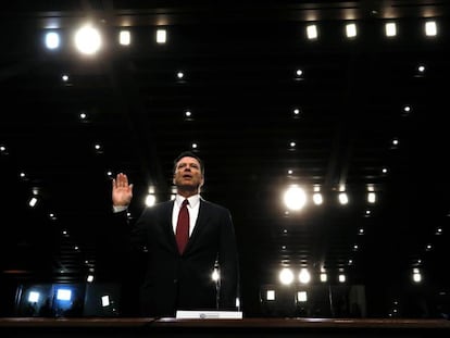 El exdirector del FBI James Comey jura ante el Comité de Inteligencia del Senado, el pasado jueves.