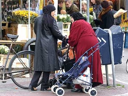 Mujeres musulmanas conversan en un mercado del centro de Amsterdam.
