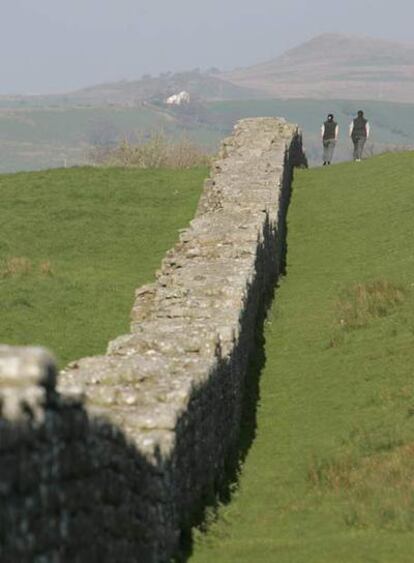 Paseantes junto al Muro de Adriano, cerca de la frontera entre Escocia e Inglaterra.