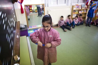 En una mañana de miércoles, los alumnos de cinco años aprenden curiosidades de 'El Quijote'. "Es un libro superdivertido", les cuenta la maestra. A Patricia le toca hoy ser la ayudante en clase. Pinta la fecha en la pizarra y reparte los materiales.