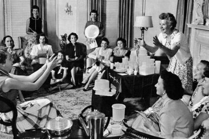La pionera Brownie Wise lanza un táper a una asistente durante una de sus fiestas en la década de los 50.