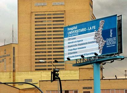 Cartel publicitario instalado en el recinto del hospital La Fe de Valencia.