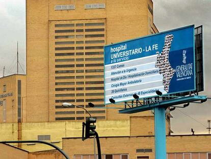 Cartel publicitario instalado en el recinto del hospital La Fe de Valencia.