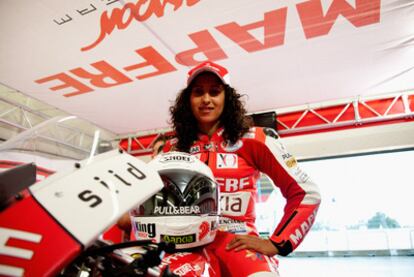 Elena Rosell, en el garaje de su equipo en el circuito de Assen.