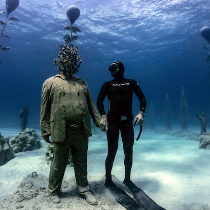 El buceador Angelos Savvas posa con una escultura submarina en Chipre en 2021.