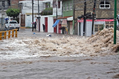 Las autoridades estatales elevaron a 10 los muertos en el sur de México por el paso del huracán 'John', que avanza este jueves por el Pacífico central mexicano.
