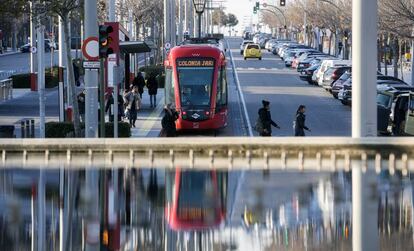 Un convoy de Metro Ligero Oeste a su paso por Boadilla del Monte.