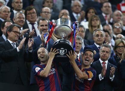 El Rey y Artur Mas aplauden a los futbolistas Andrés Iniesta y Xavi Hernández tras ganar el Barça la final de la Copa del Rey al Athletic de Bilbao en el Camp Nou el pasado 30 de mayo.