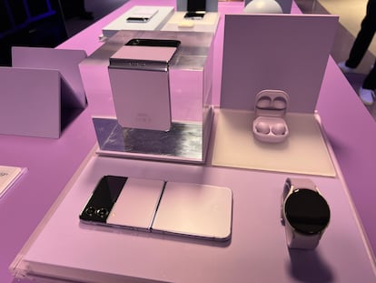 El Galaxy Z Flip 4 junto al Galaxy Watch 5 Pro y los
Galaxy Buds 2 Pro.