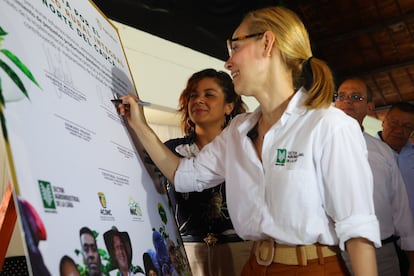 Claudia Calero firma el convenio frente a la Ministra de Agricultura y Desarrollo Rural, Jhenifer Mojica.