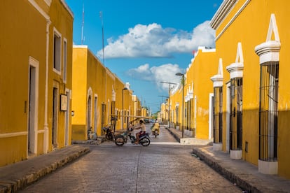 Fachadas pintadas de color ocre en la ciudad colonial de Izamal, en Yucatán (México).