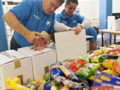 Cruz Roja y La Caixa invitan a donar alimentos para familias pobres con hijos