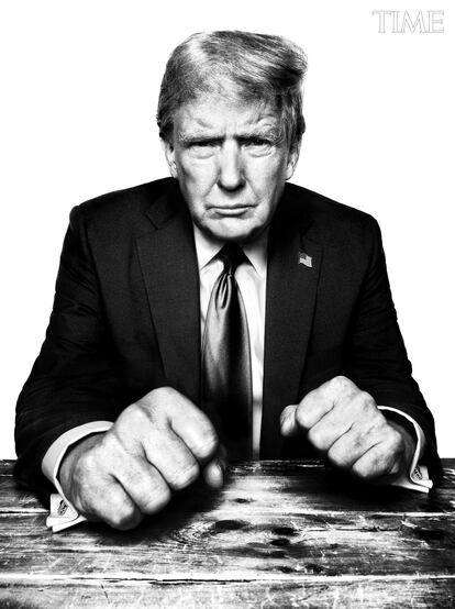 Fotografía cedida por Time del presidente electo de los Estados Unidos, Donald Trump, posando con una bandera para la revista .
