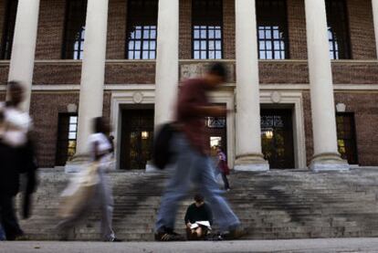 Un grupo de estudiantes, ante los escalones de la biblioteca Widener en la Universidad de Harvard.