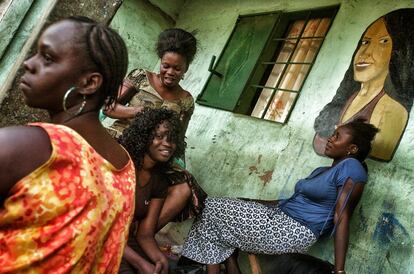 <p>Muchas veces por falta de espacio y exceso de calor, Aminata se ve obligada a terminar trabajando en la calle sentada entre sus clientas, delante de su peluquería.</p>
<p>La gestión de los microcréditos es muy sencilla y de reducida burocracia, con un tiempo corto de devolución del préstamo, desde un mes hasta un año, y con desembolsos pequeños, pues se basa más en la confianza que en la necesidad de presentar garantías físicas. Así, la posibilidad de recibir nuevos créditos depende de la devolución del primero.</p>