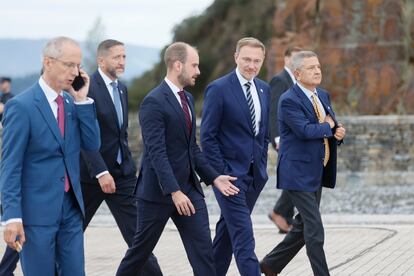 El ministro alemán de Economía, Cristian Linder (2d), y el secretario de Estado austriaco Florian Tursky (3d) antes de una reunión de la jornada final de la reunión del Eurogrupo Ecofin.