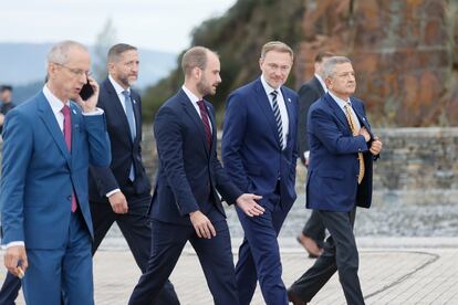 El ministro alemán de Economía, Cristian Linder (2d), y el secretario de Estado austriaco Florian Tursky (3d) antes de una reunión de la jornada final de la reunión del Eurogrupo Ecofin.
