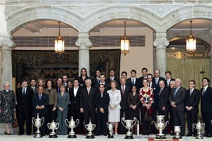 Los Reyes, el Príncipe de Asturias, los Duques de Lugo y Palma posan con los galardonados durante el acto de entrega de los Premios Nacionales del Deporte 2004, que concede el Consejo Superior de Deportes.