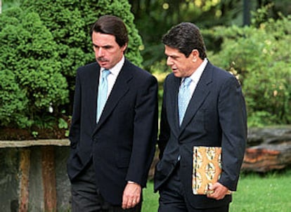 José María Aznar y el ministro de Defensa, Federico Trillo-Figueroa, ayer en La Moncloa.