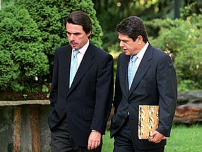 José María Aznar y el ministro de Defensa, Federico Trillo-Figueroa, ayer en La Moncloa.