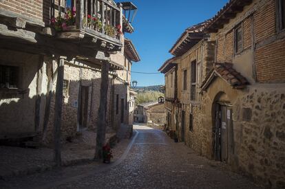 La inminente llegada del invierno deja un panorama desolador en las pequeñas localidades españolas que durante los meses de calor multiplican su actividad gracias a los turistas o veraneantes. La población anciana, que abunda en el medio rural, requiere a su vez de atención médica o recursos que se van reduciendo y que estos colectivos intentan recuperar para “reequilibrar” la vida en los núcleos menores.